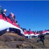 Ribuan pendaki kibarkan bendera merah putih di puncak Ciremai.